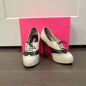 Betsey Johnson Hidden Platform Oxford Walsh Heels